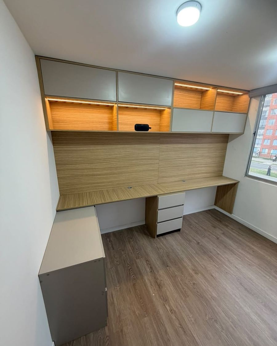 Estudio en melamina con escritorio largo y luz LED