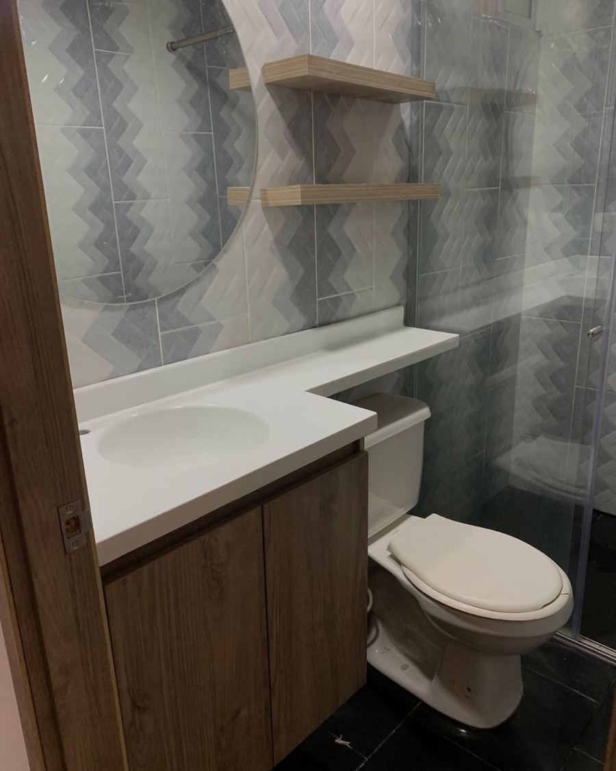Mueble de baño con lavamanos en policuarzo y repisas