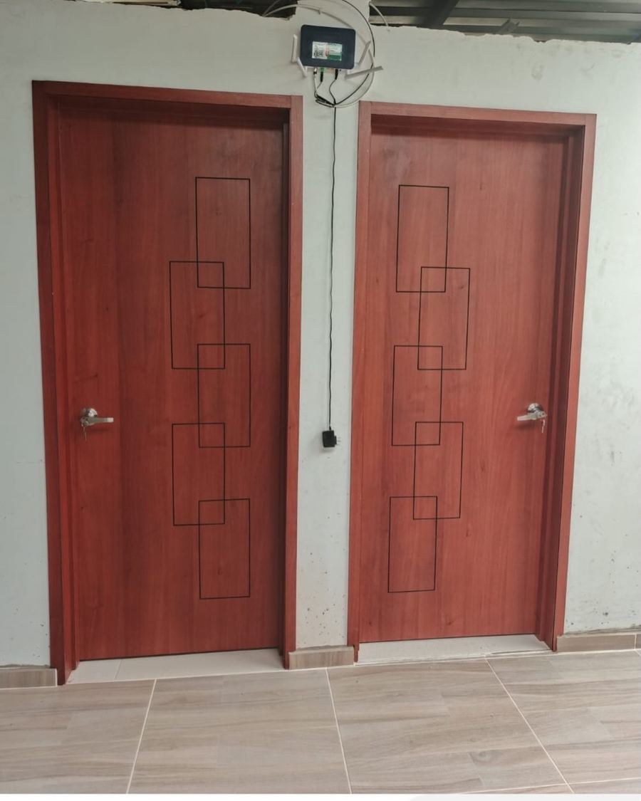Dos puertas de comunicación en tono rojizo con diseño geométrico