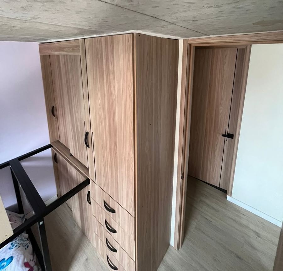 Clóset con cajonera y puerta
